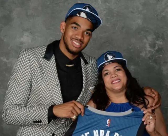 到底惹了谁?NBA球星一年之内去世7位亲人 他却发文怒骂|ayx官网(图3)
到底惹了谁?NBA球星一年之内去世7位亲人 他却发文怒骂|ayx官网(图3)