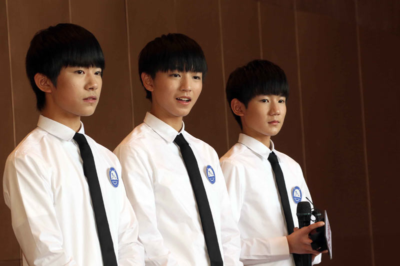 ‘ayx官网’钟山县司法局同古司法所利用圩日开展扫黑除恶专项斗争法治宣传活动(图1) ayx官方网站