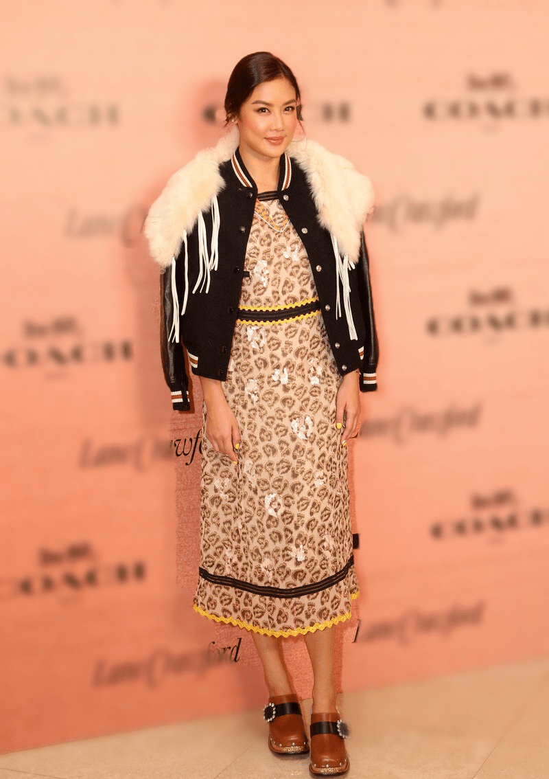 ayx官网_
40岁的乐基儿贵妇范十足 棒球服搭配印花连衣裙 气质真是绝了！(图6)