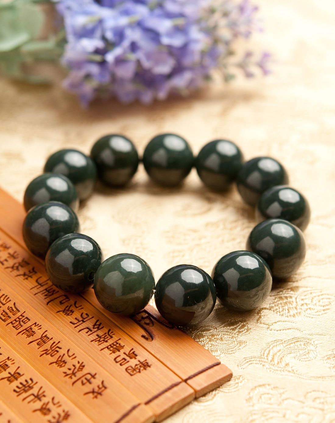 ayx官网_IU《二十三》导演公开MV制作过程 疑似回答争议(图3) ayx官方网站