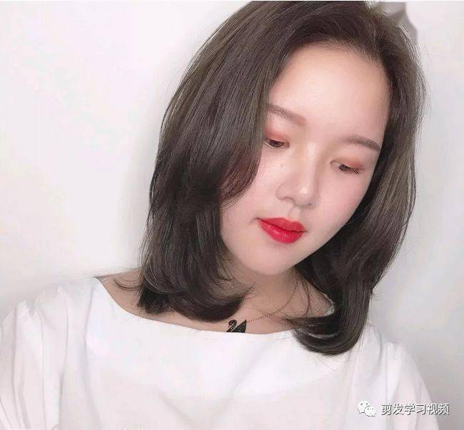 “ayx官方网站”
2020最新盛行“不长不短”发型(图70)