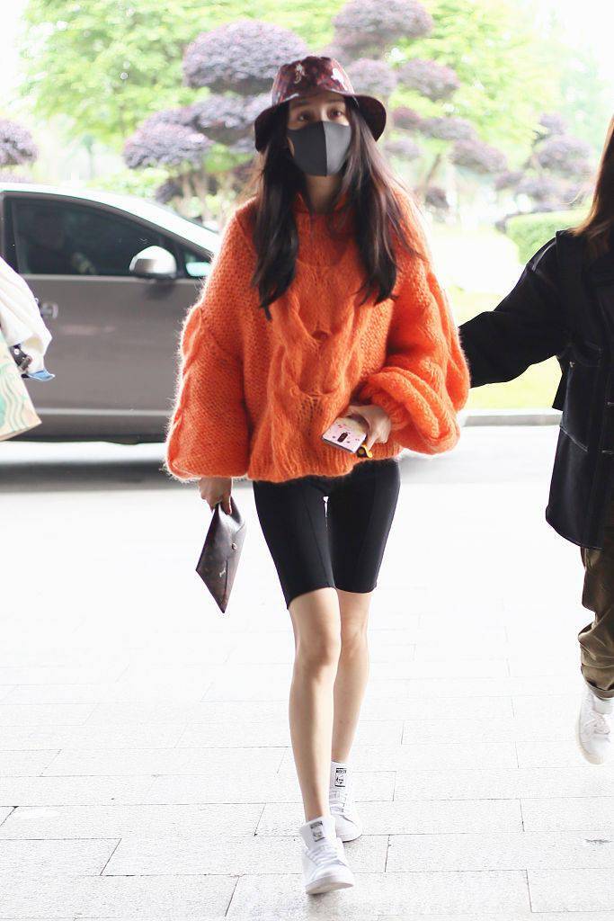 【爱游戏（ayx）中国官方网站】
杨幂夏日穿毛衣、张天爱穿皮草 时尚圈的反季潮搭你不平不行(图4)