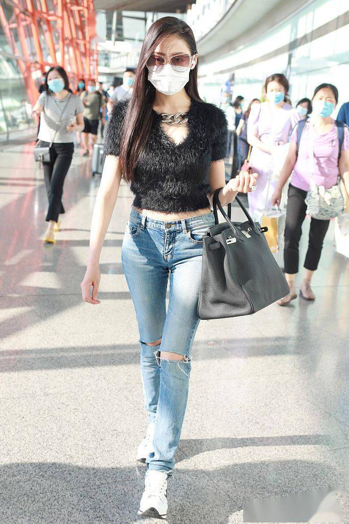 【爱游戏（ayx）中国官方网站】
杨幂夏日穿毛衣、张天爱穿皮草 时尚圈的反季潮搭你不平不行(图5)