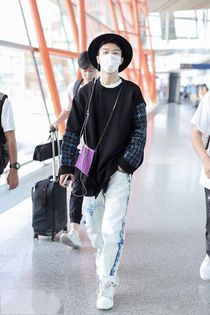 【爱游戏（ayx）中国官方网站】
杨幂夏日穿毛衣、张天爱穿皮草 时尚圈的反季潮搭你不平不行(图7)