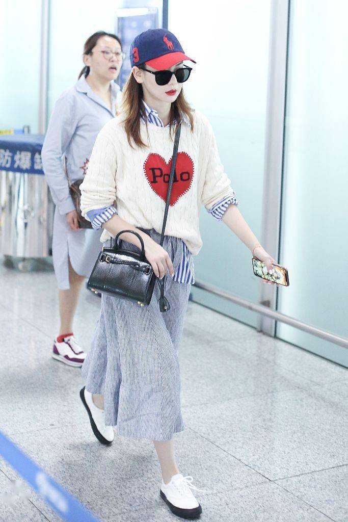 【爱游戏（ayx）中国官方网站】
杨幂夏日穿毛衣、张天爱穿皮草 时尚圈的反季潮搭你不平不行(图8)