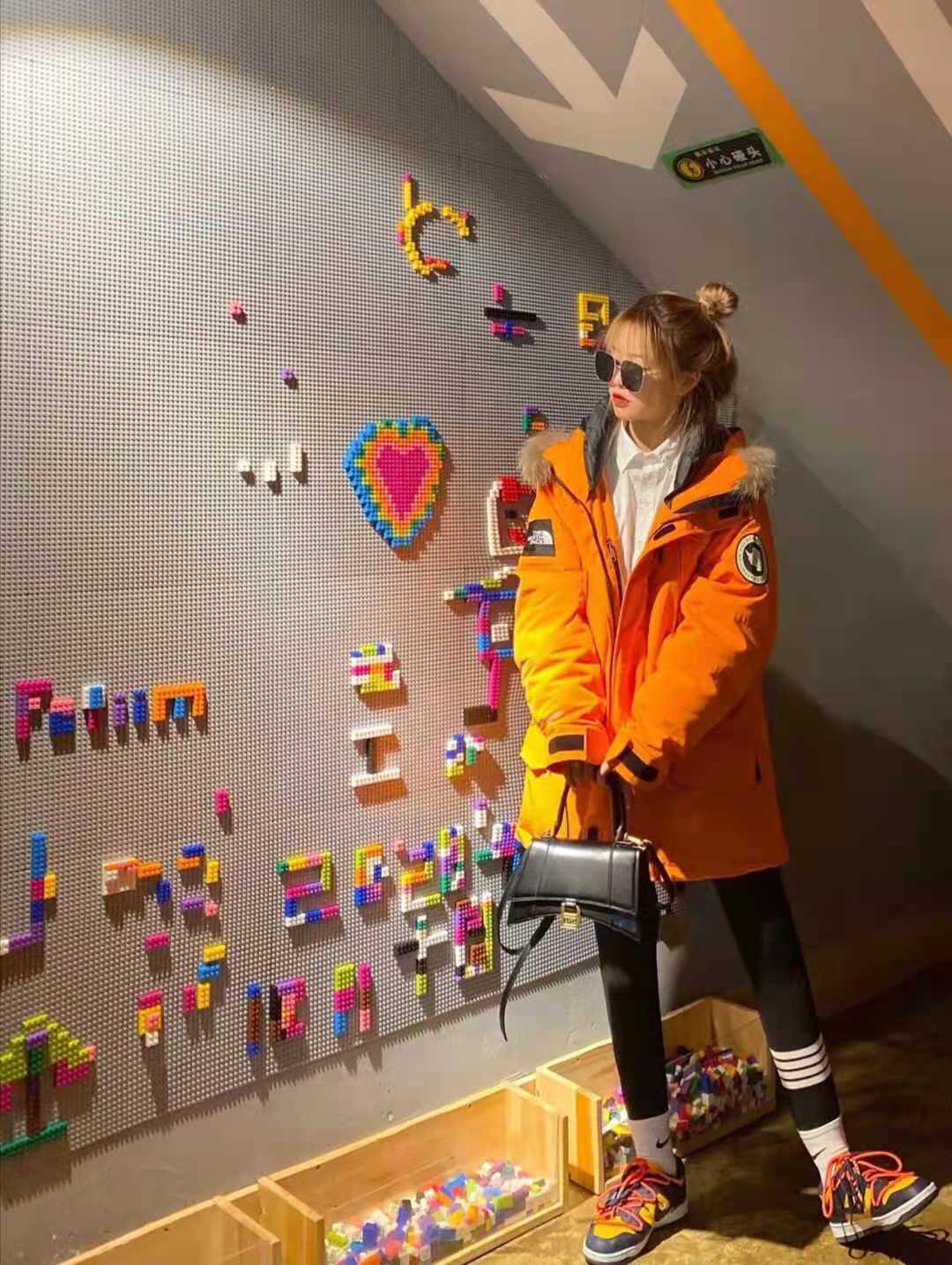 【ayx官网】
橙色羽绒服如何搭配裤子悦目(图6)