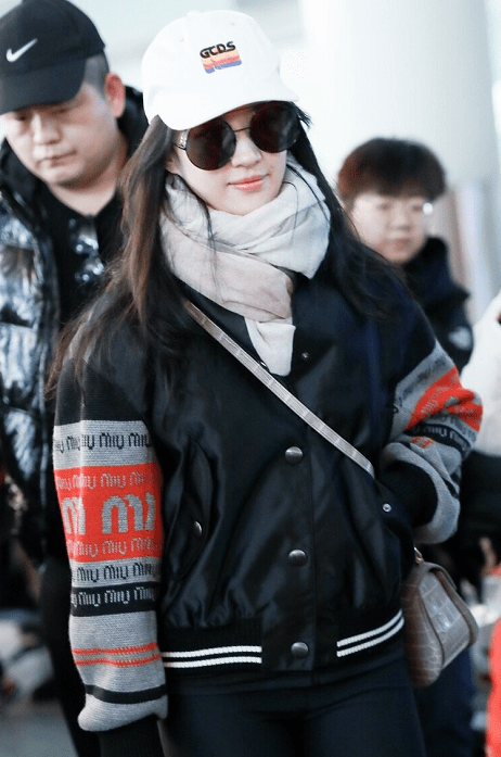 【爱游戏（ayx）中国官方网站】
刘亦菲穿衣真随便 棒球服配瑜伽裤低调随性 气质全靠颜值撑(图6)