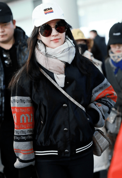 【爱游戏（ayx）中国官方网站】
刘亦菲穿衣真随便 棒球服配瑜伽裤低调随性 气质全靠颜值撑(图7)