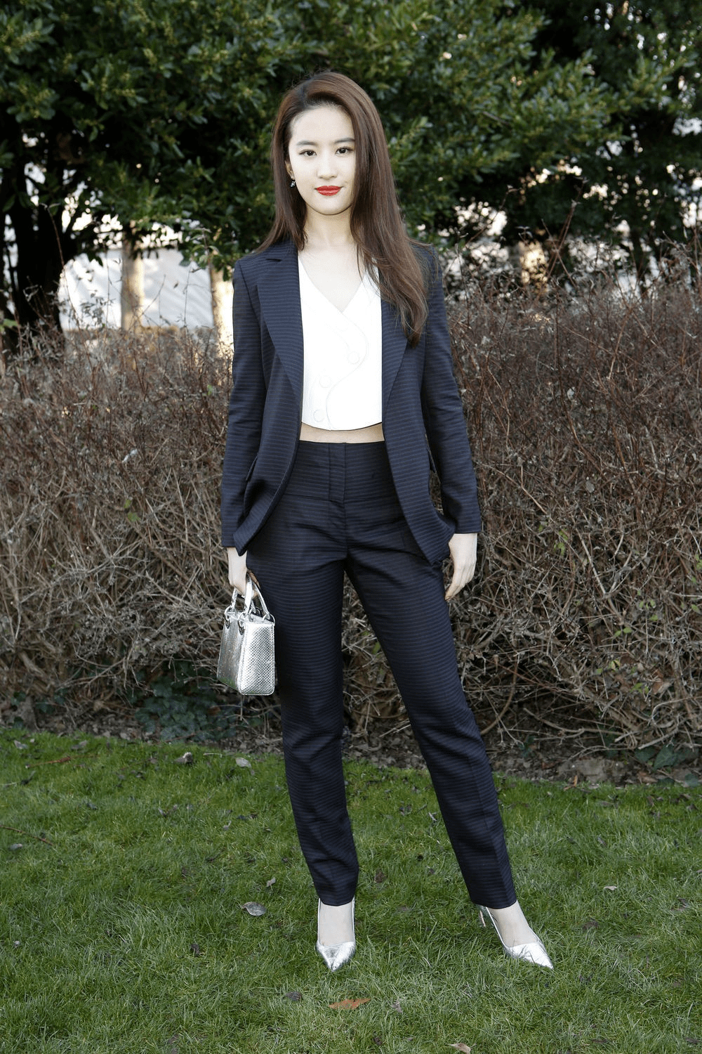 【爱游戏（ayx）中国官方网站】
刘亦菲穿衣真随便 棒球服配瑜伽裤低调随性 气质全靠颜值撑(图10)